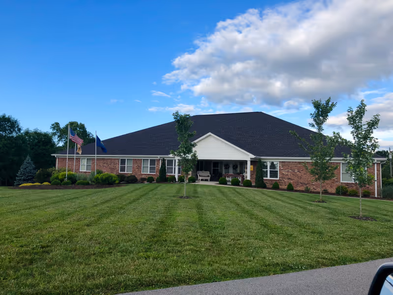 BeeHive Homes of Leitchfield exterior: brick, single-story building with a manicured lawn and entrance.